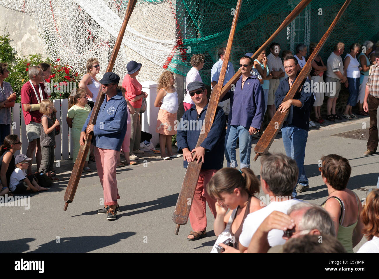 I marinai marzo indossando le piastre, St Suliac festival 'St Suliac autrefois' (Brittany, Francia). Foto Stock