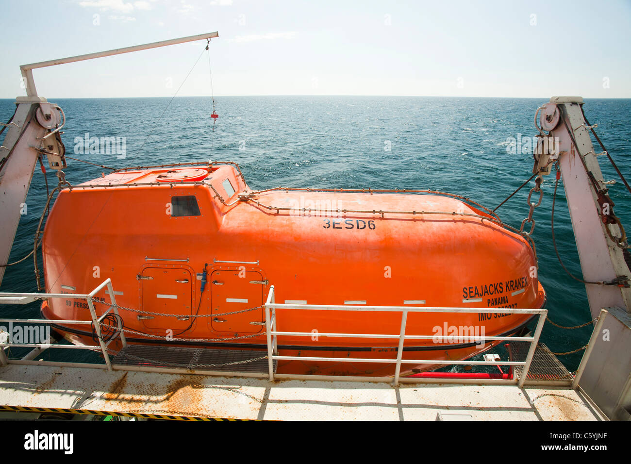 Una vita barca sul jack up barge, Kraken. Foto Stock