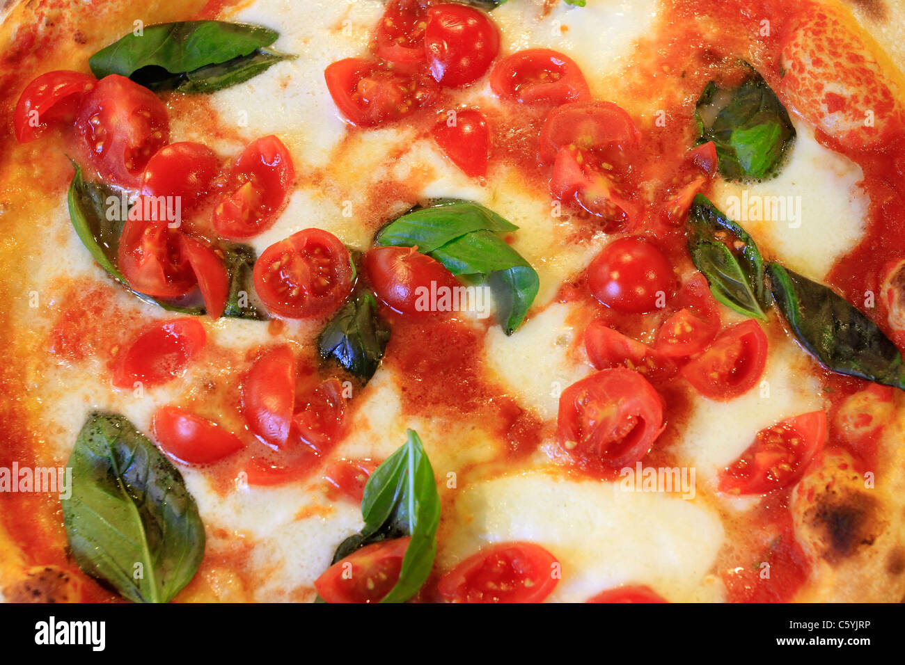 Specialità italiane, pizza con pomodoro, mozzarella e basilico Foto Stock