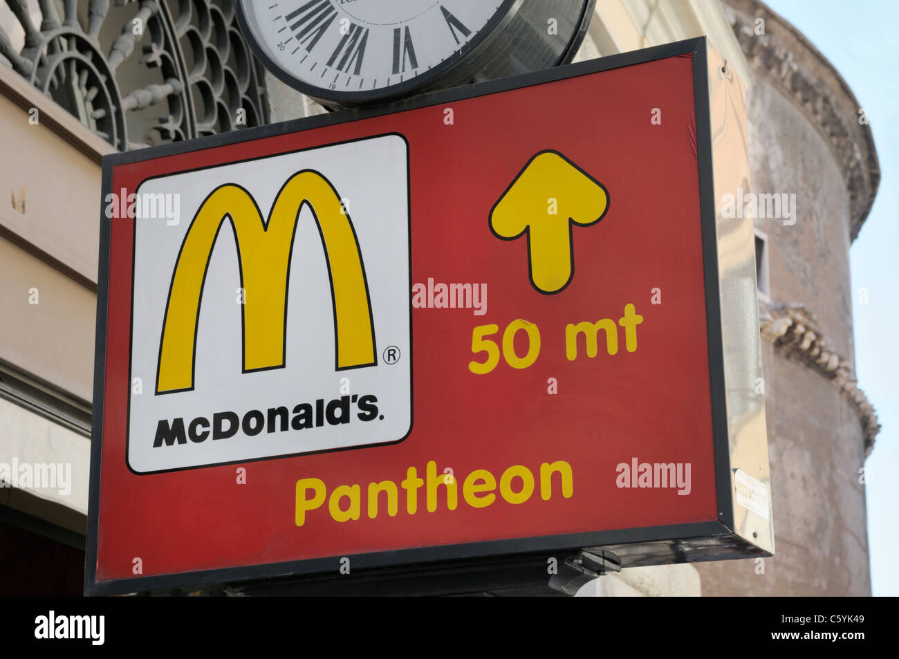 McDonalds segno vicino al Pantheon a Roma. Il sacro e il profano Foto Stock