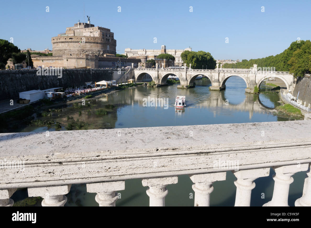 Fiume Tevere con Castel Sant' Angelo e Ponte Sant' Angelo da Ponte Vittorio Emanuele II Foto Stock