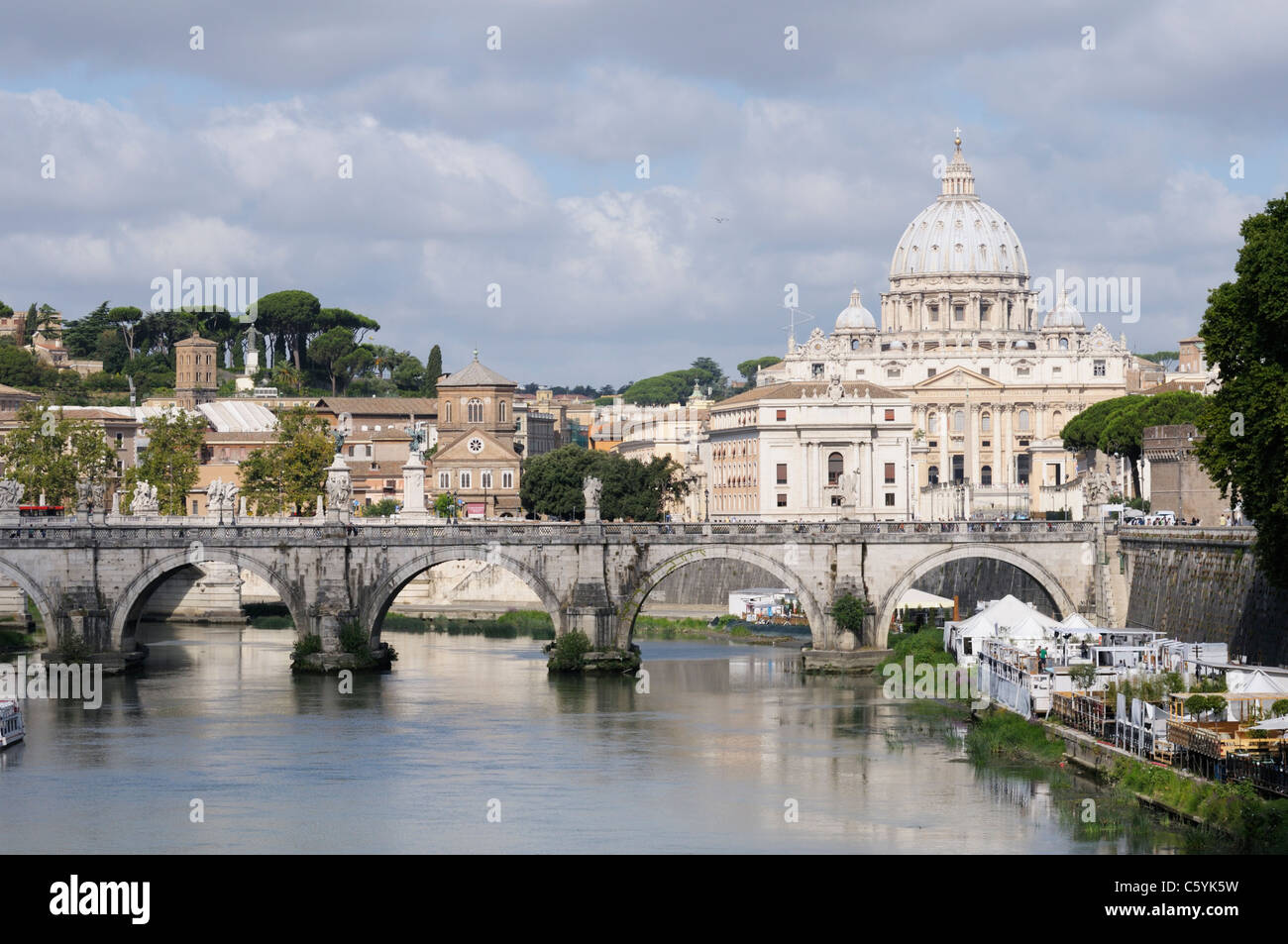 Il Fiume Tevere con Ponte Sant' Angelo e la Basilica di San Pietro Foto Stock