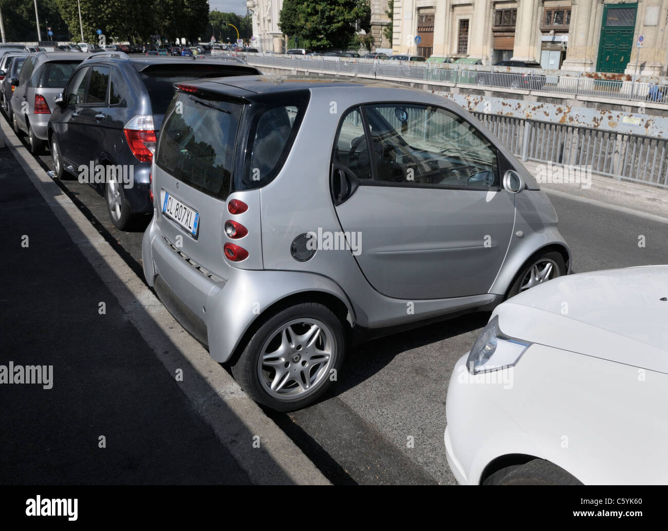 Elegante montaggio per auto in un piccolo spazio, Roma Foto Stock