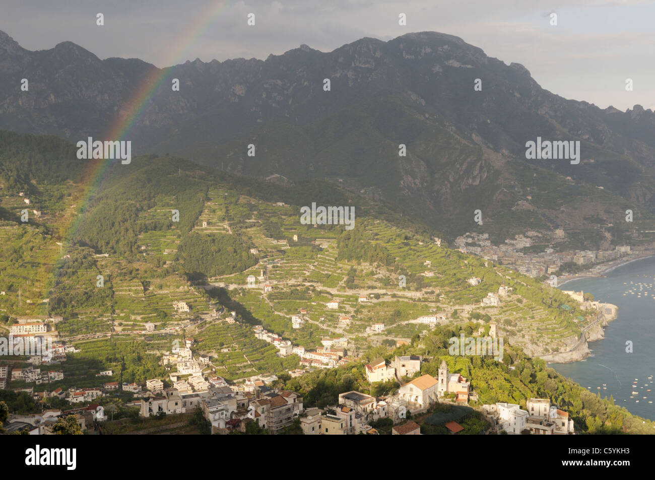 Vista est di Ravello con arcobaleno, Costiera Amalfitana, Italia Foto Stock