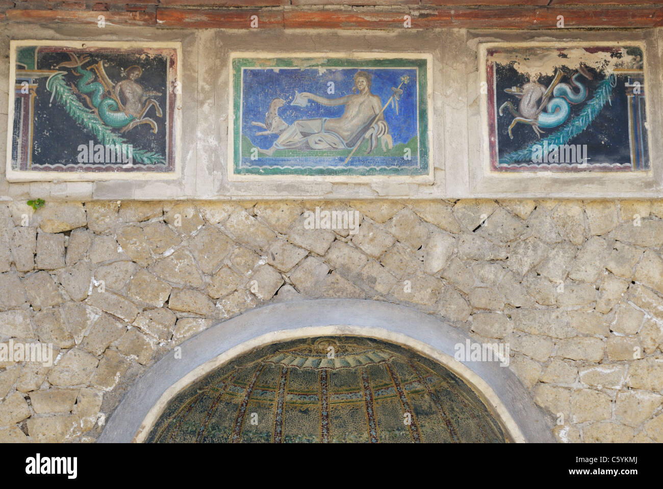 Ninfeo con un fregio di figure mitologiche (3di 7 pannelli illustrati) , Casa dello scheletro, Ercolano Foto Stock