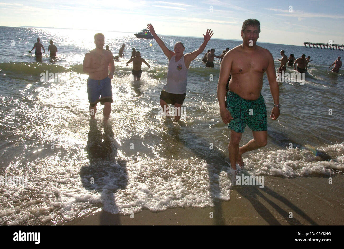 Membri di Coney Island Polar Bear club si riuniscono nel giorno di Capodanno, 1 gennaio 2004 per la loro annuale nuotare Foto Stock