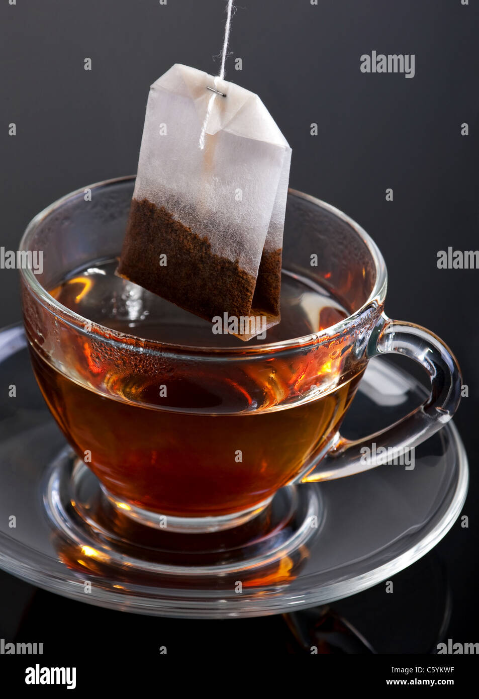 Sacchetto di tè e la coppa di vetro nel buio Foto Stock