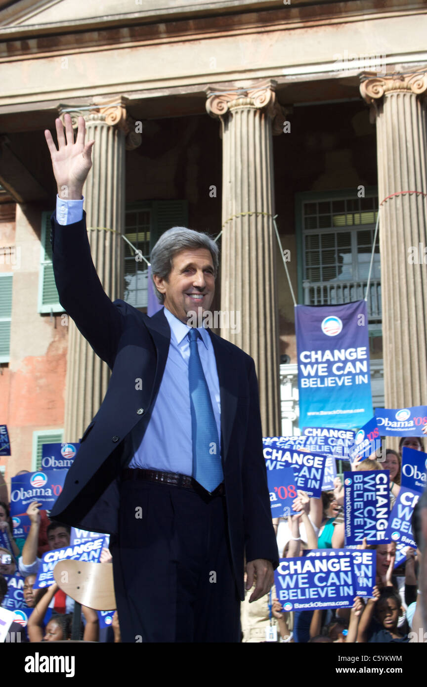 Il senatore Barack Obama riceve l'approvazione del Sen. John Kerry durante un rally in Charleston, Sc Foto Stock