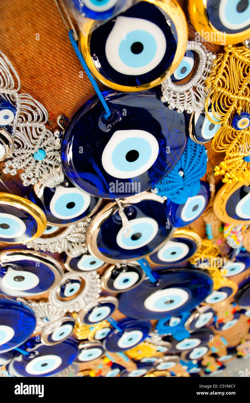 Bagno turco malocchio protector beads, fatta di blu e bianco vetro come un souvenir Foto Stock