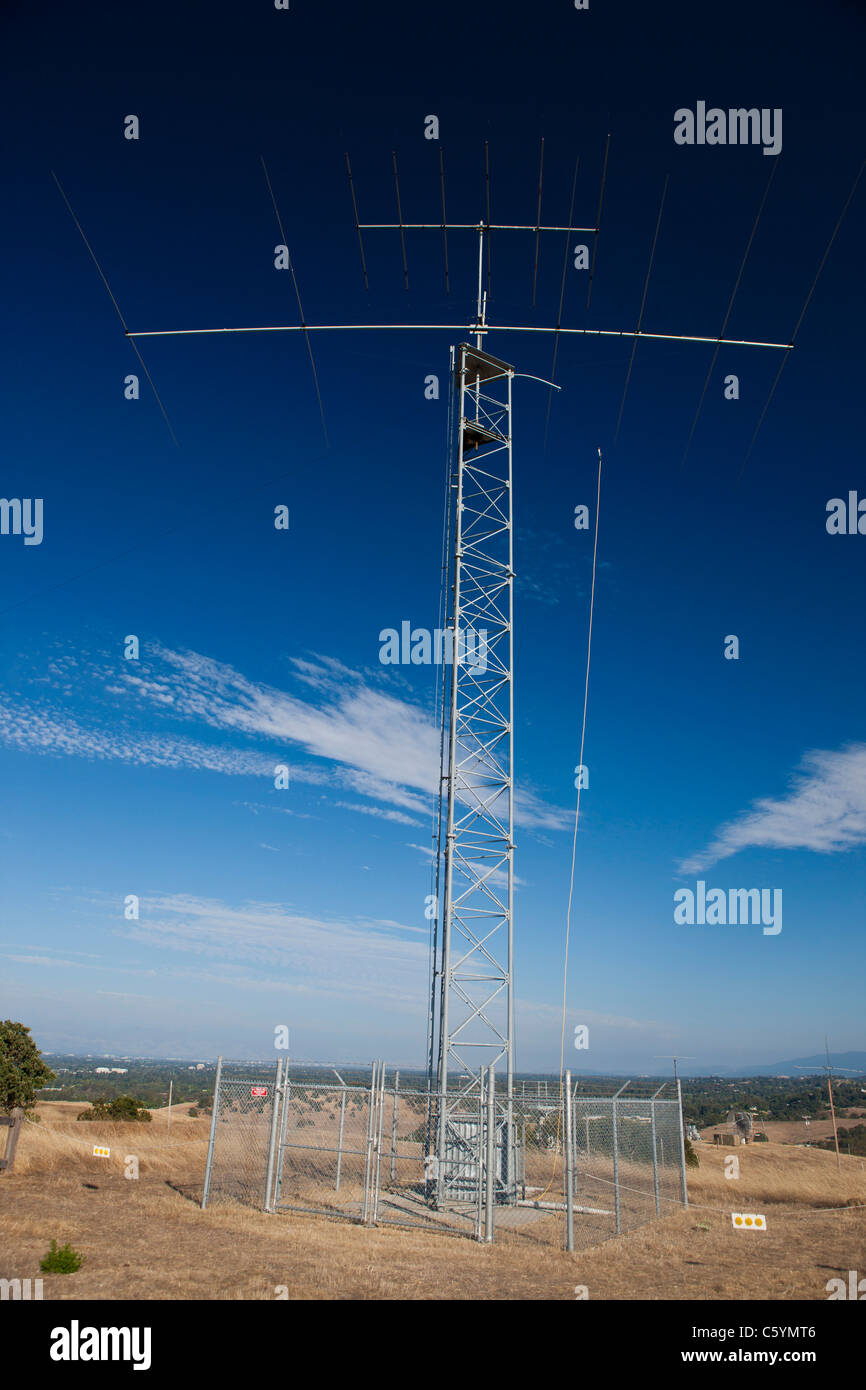 Antenna radio su una collina vicino al piatto, nella Stanford pedemontana, Stanford, in California, Stati Uniti d'America. Foto Stock