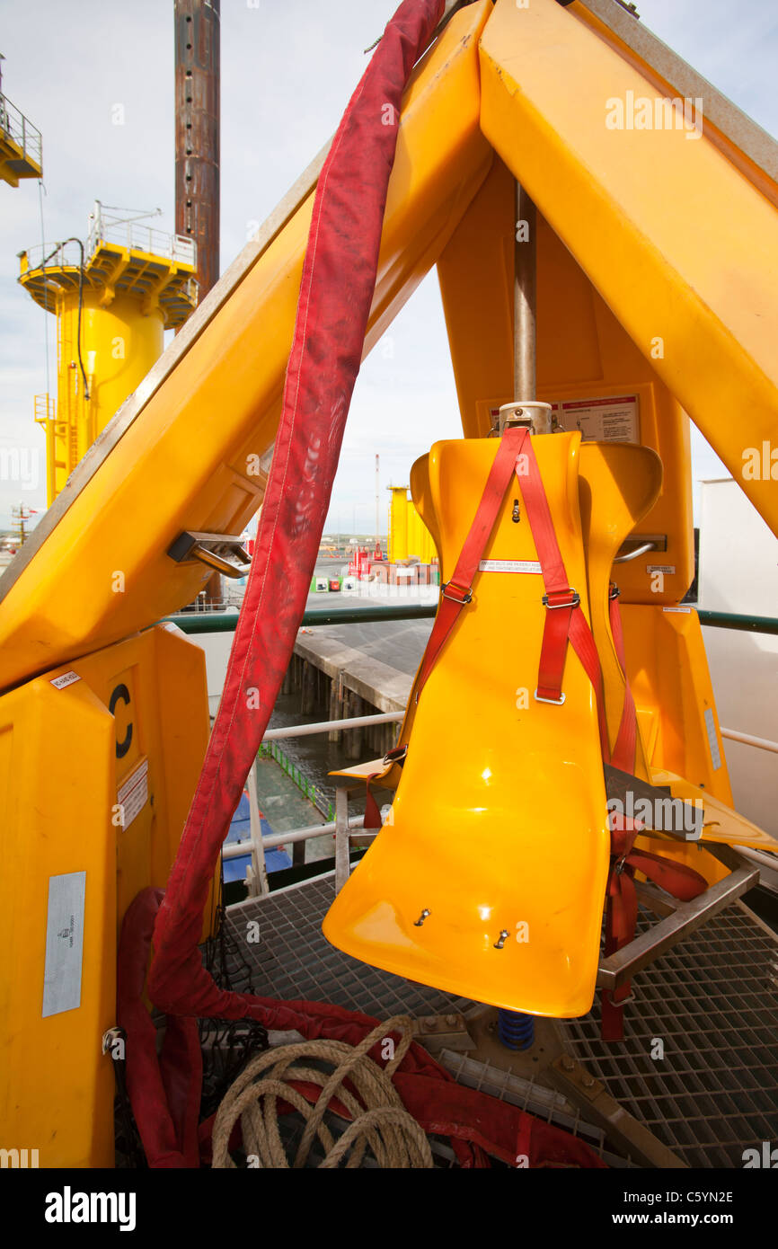 Una rana, personale il dispositivo di trasferimento sul jack up barge, il Goliath al Walney per centrali eoliche offshore di progetto, Foto Stock