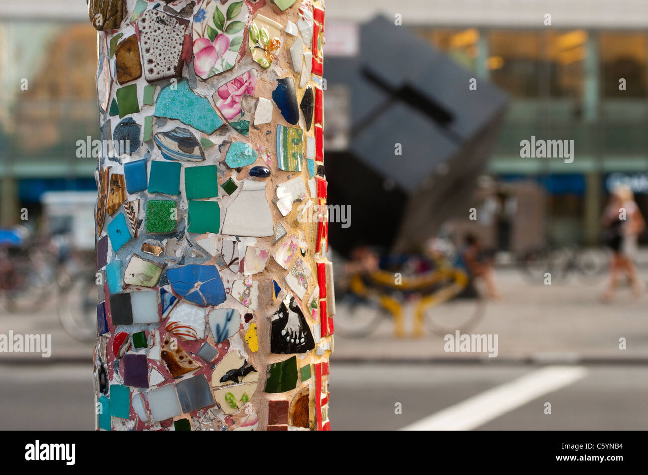 New york, ny - 8 agosto 2011 Astor Place. uno dei 80 mosaico lampioni per artista jim potenza che costellano l'East Village. Foto Stock