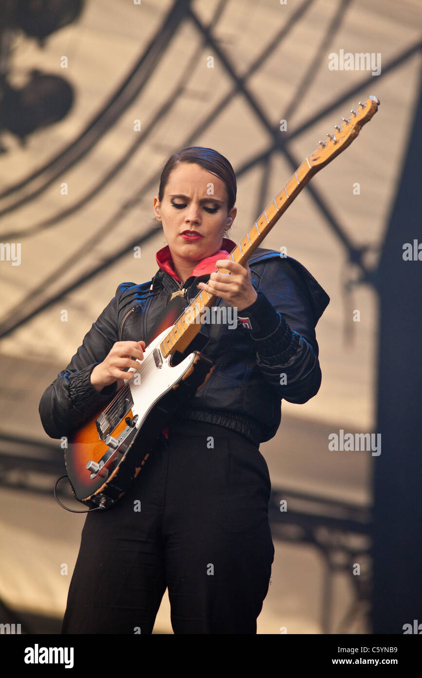 Anna Calvi esibirsi sul palco obelisco al latitude Festival 2011, Suffolk, Inghilterra, Regno Unito. Foto Stock