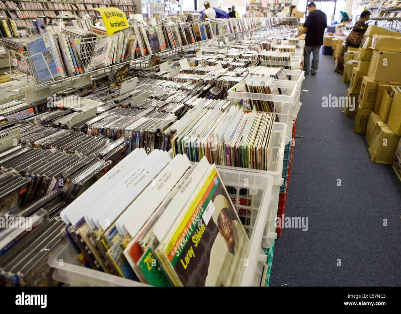 Un cliente si guarda attraverso utilizzati dischi in vinile dal passato Foto Stock