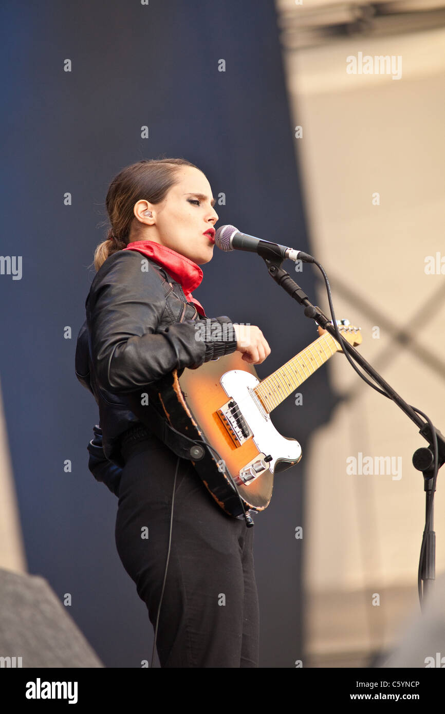 Anna Calvi esibirsi sul palco obelisco al latitude Festival 2011, Suffolk, Inghilterra, Regno Unito. Foto Stock