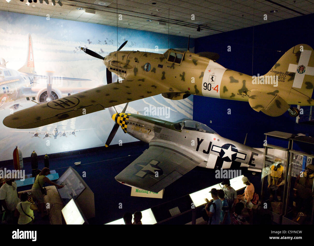 Durante la Seconda Guerra Mondiale dell'epoca di velivoli da combattimento visualizzato nel Museo Nazionale dell'aria e dello spazio - Washington DC, Stati Uniti d'America Foto Stock