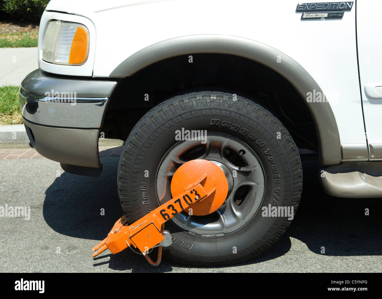 Un morsetto di bloccaggio di ruota poste su di un SUV - USA Foto Stock