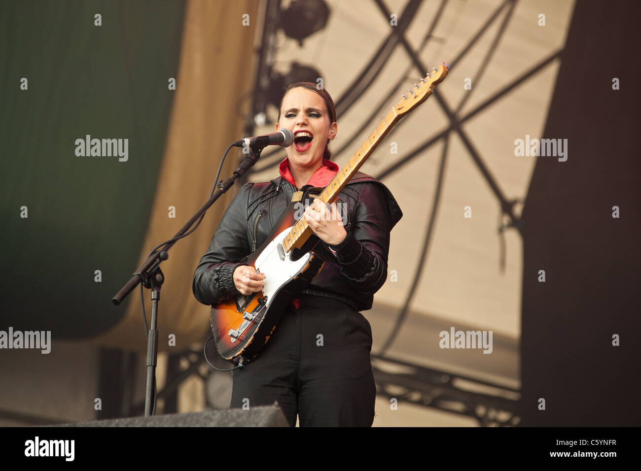 Anna Calvi esibirsi sul palco obelisco al latitude Festival 2011, Suffolk, Inghilterra, Regno Unito. Foto Stock