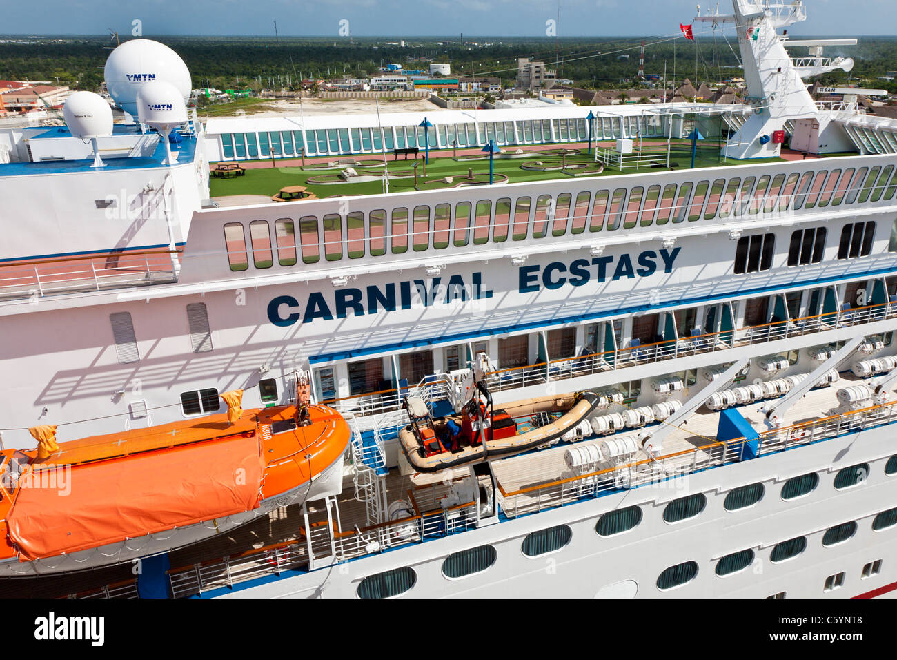 Nave da crociera Carnival Ecstasy al porto di Cozumel, Messico nel Mar dei Caraibi Foto Stock