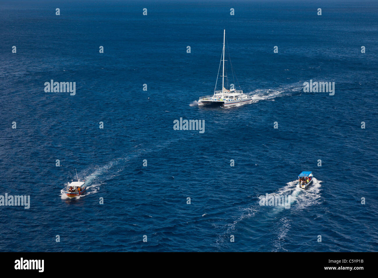 Barche e barche da lavoro nel mare dei Caraibi al largo della costa di Cozumel, Messico nel Mar dei Caraibi Foto Stock