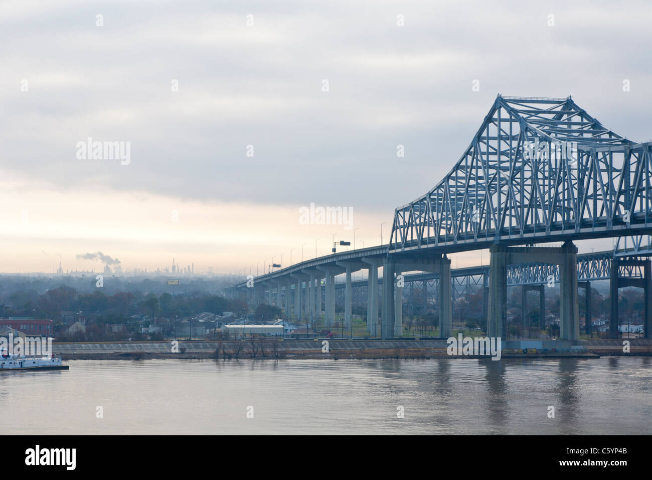 Fumaioli di area industriale come si vede nella distanza dal fiume Mississippi in downtown New Orleans Foto Stock
