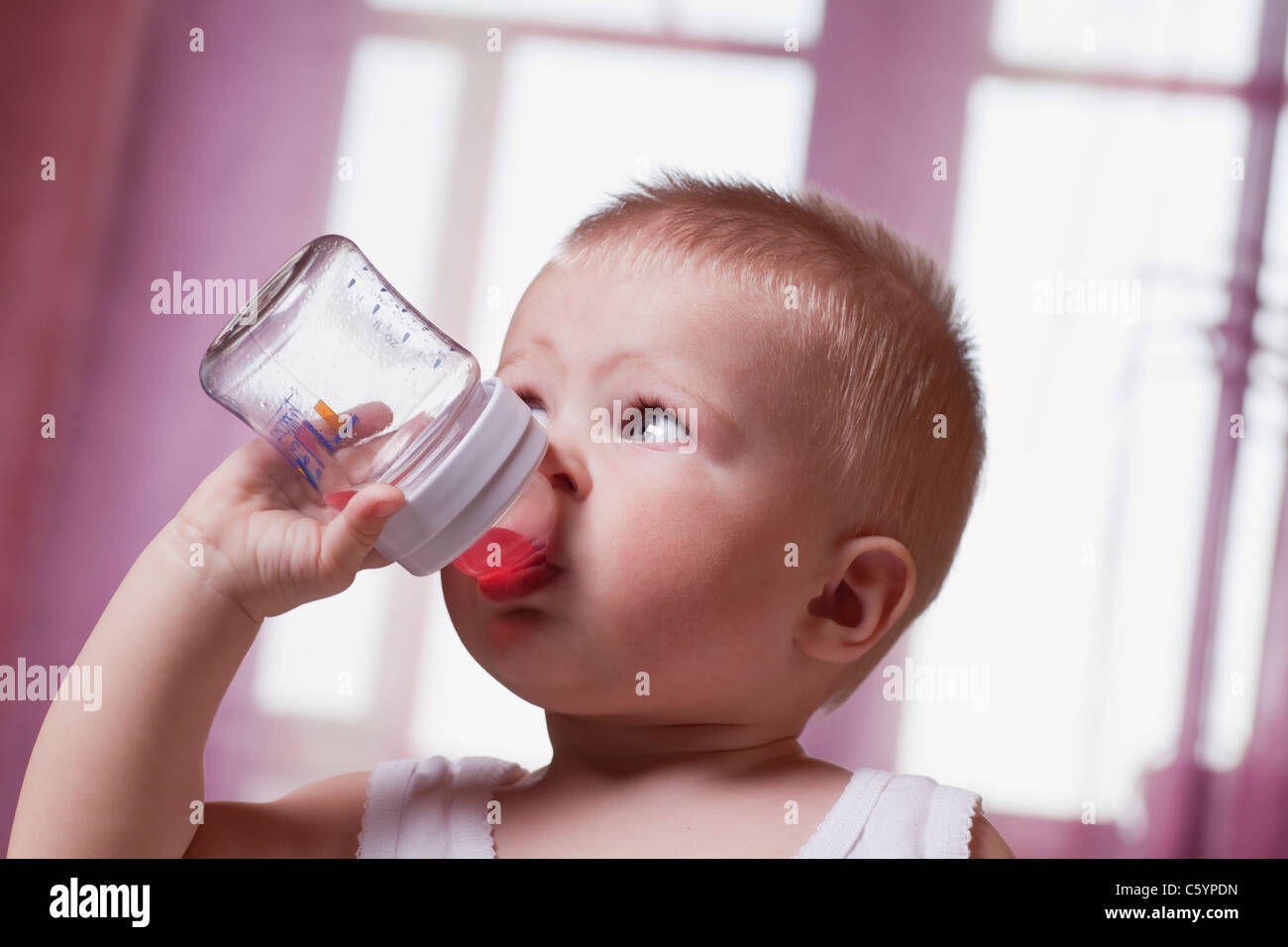 Russia, Voronezh, baby boy (12-17 mesi) bere dal biberon Foto Stock