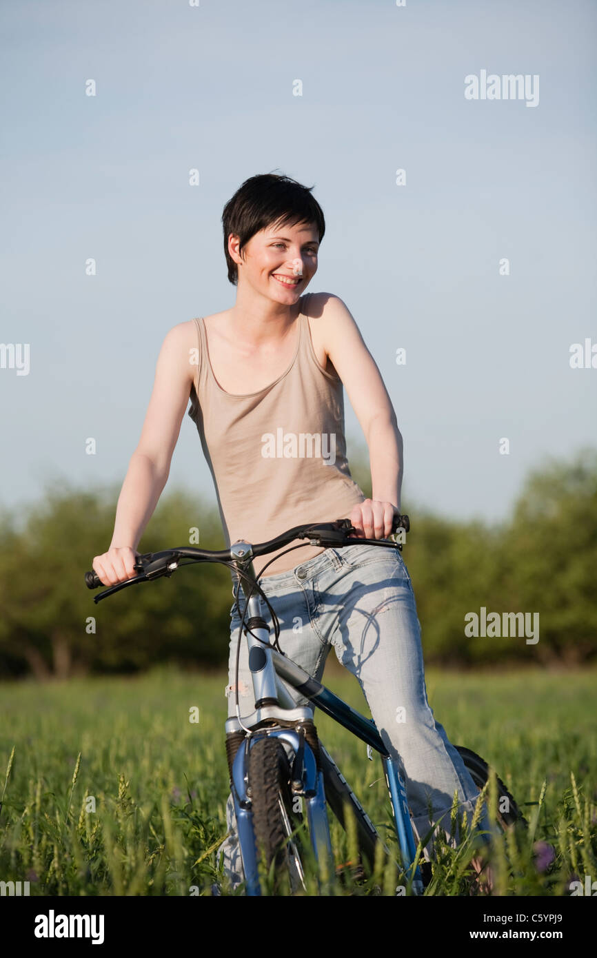 Russia, Voronezh, donna in bici nel campo Foto Stock