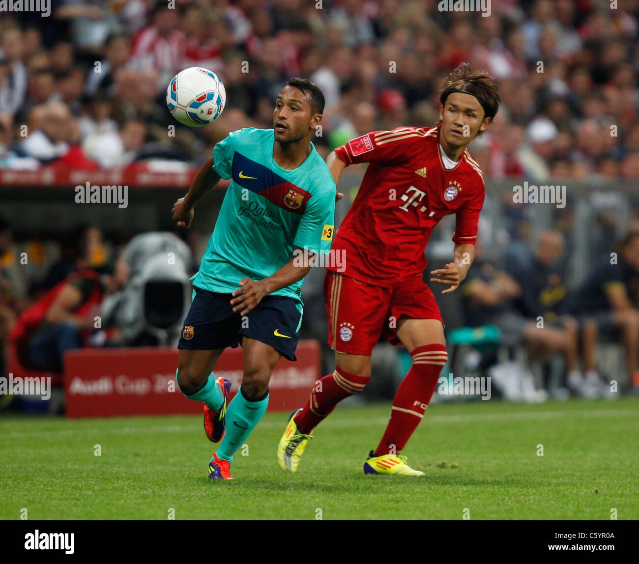 FC Bayern player Takashi Usami (destra) e Gustavo (Barcellona) in azione Foto Stock