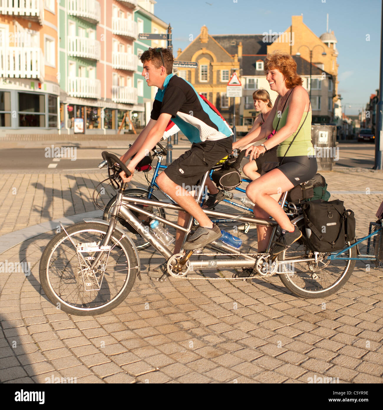 Una famiglia in sella a una coppia di assali tandem su una vacanza in bicicletta , Aberystwyth Wales UK Foto Stock