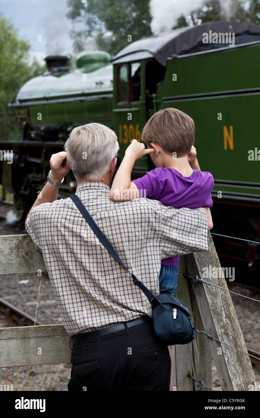 Giovani e vecchi appassionati ferroviaria. Foto Stock