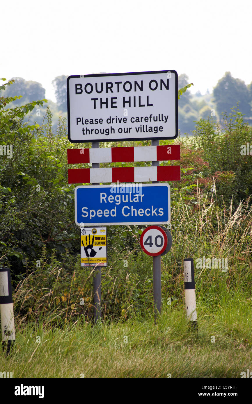 Bourton on the Hill si prega di guidare con attenzione attraverso il nostro villaggio e regolari segnali di controllo della velocità nel Cotswolds, Gloucestershire, Regno Unito nel mese di luglio Foto Stock