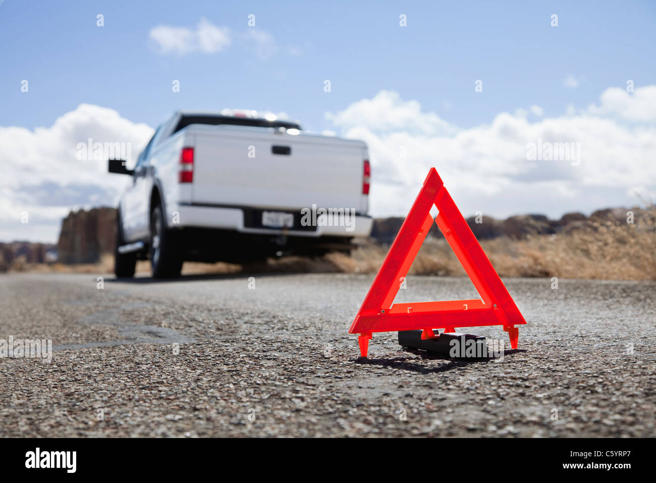 Stati Uniti d'America, Nuovo Messico, segno di emergenza vicino ripartiti in auto nel deserto Foto Stock