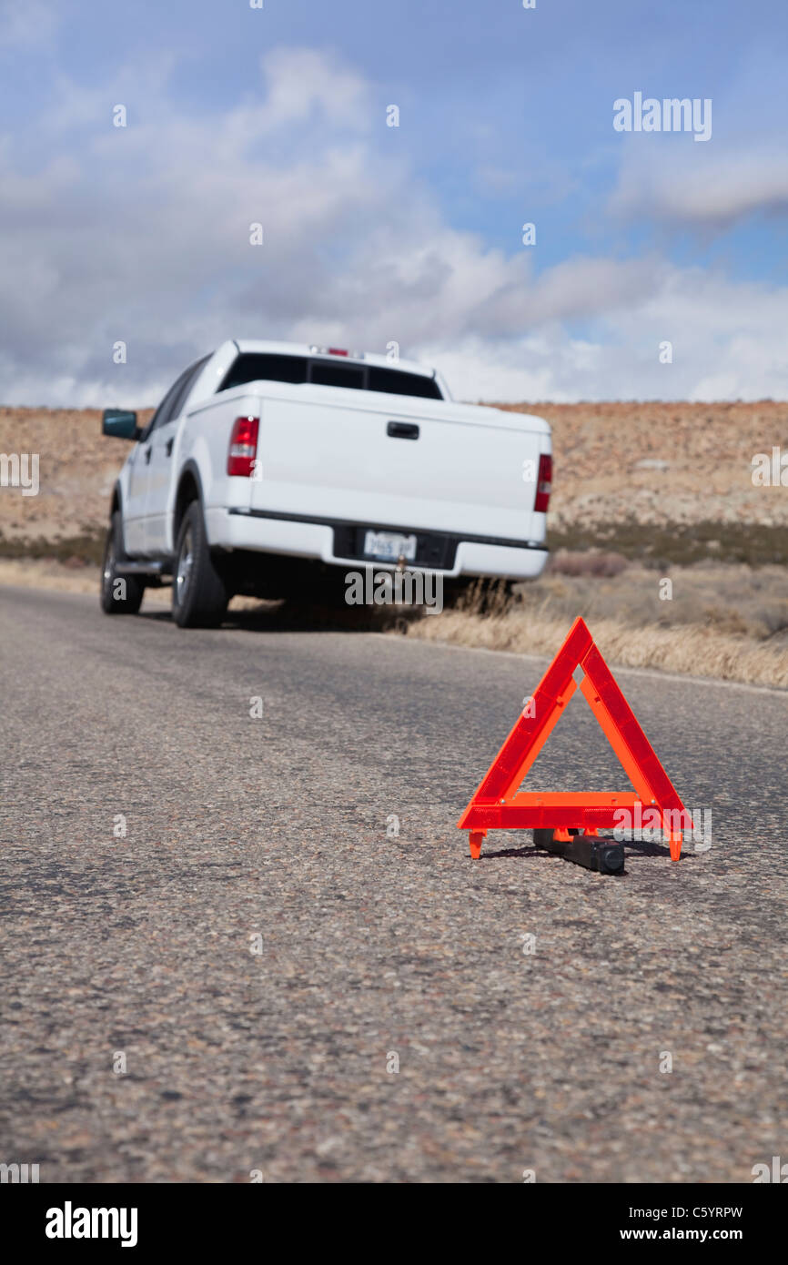 Stati Uniti d'America, Nuovo Messico, segno di emergenza vicino ripartiti in auto nel deserto Foto Stock