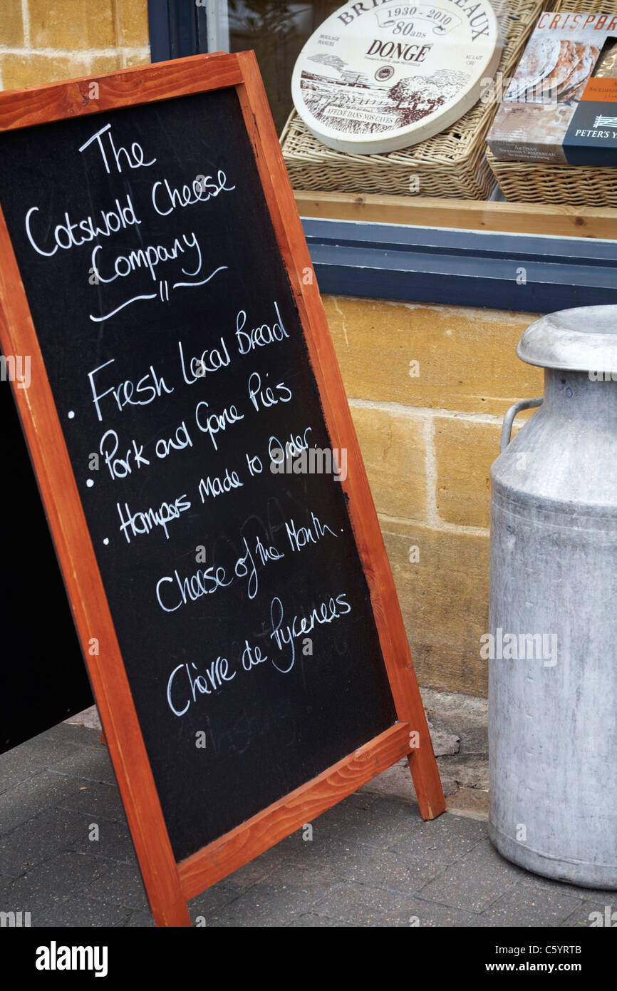 Blackboard al di fuori della Cotswold Cheese Company negozio di pubblicità pane, torte e formaggi a High St, Moreton a Marsh, Cotswolds, Gloucestershire, Regno Unito Foto Stock