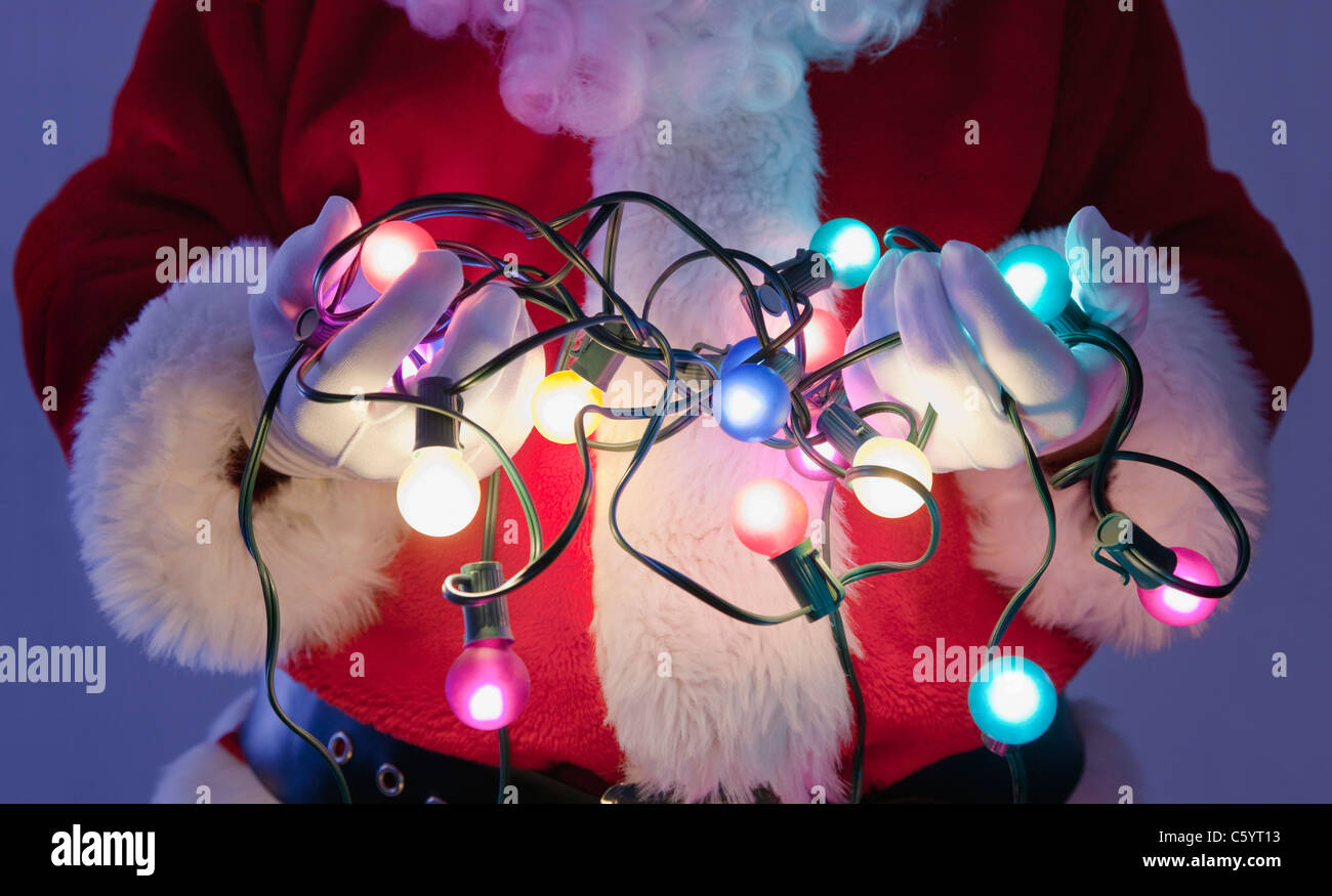 Babbo Natale tenendo accese le luci fairy Foto Stock