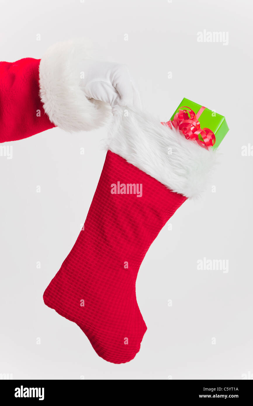 Babbo Natale azienda calza di Natale con il dono Foto Stock