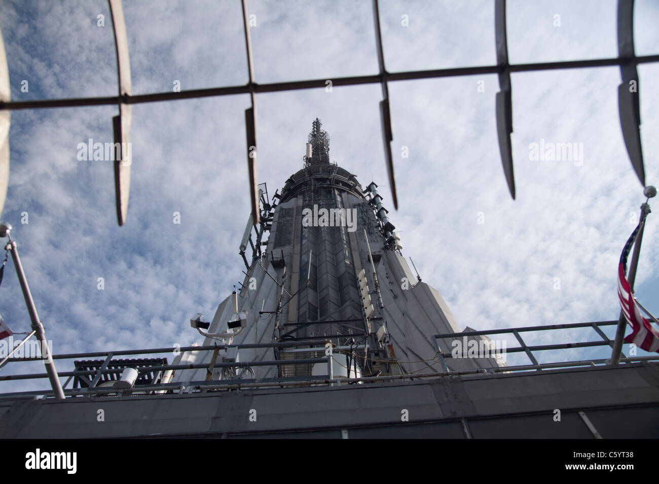 Si fermò in cima all'Empire State Building e cercando fino alla sommità. Foto Stock