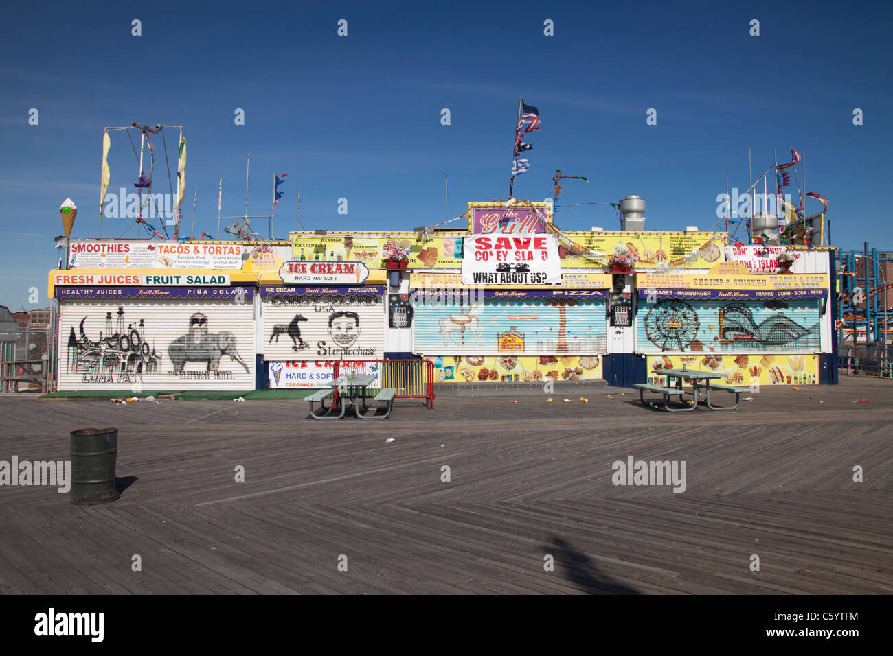 Coney Island boardwalk fuori stagione nella stagione invernale, New York, America. Foto Stock