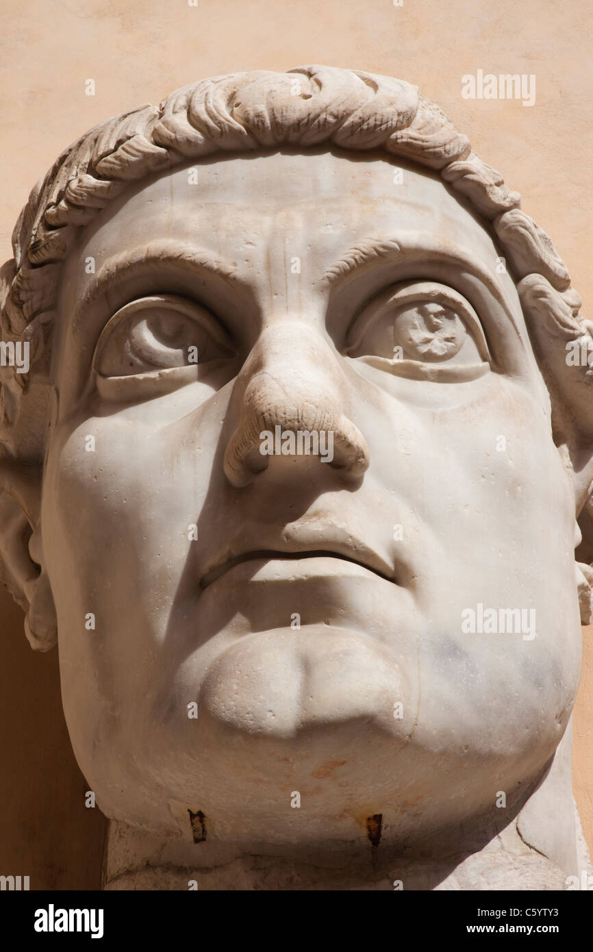 Testa gigante dell'Imperatore Costantino statua, Museo Capitolino, Campidoglio, Roma, Italia Foto Stock