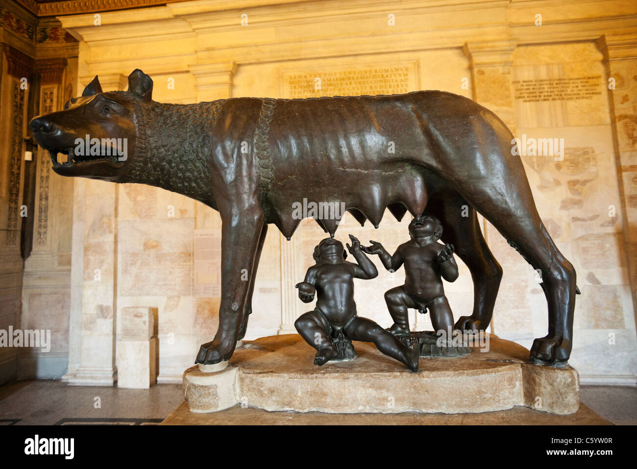 Etrusca statua in bronzo della Lupa e Romolo e Remo, Museo Capitolino, Campidoglio, Roma, Italia Foto Stock