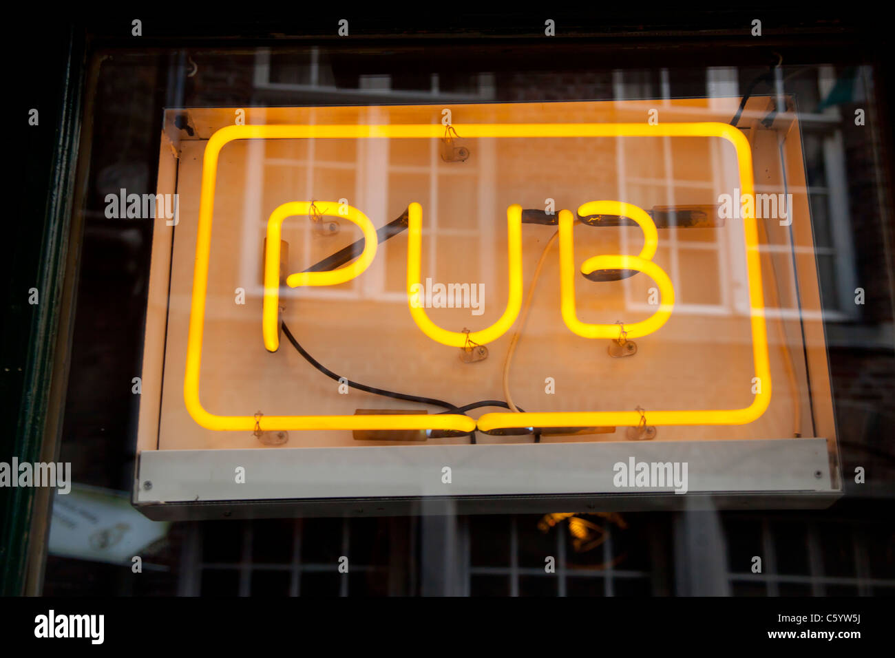 Un indicatore al neon "pub' firmare al di fuori di un pub. Foto Stock