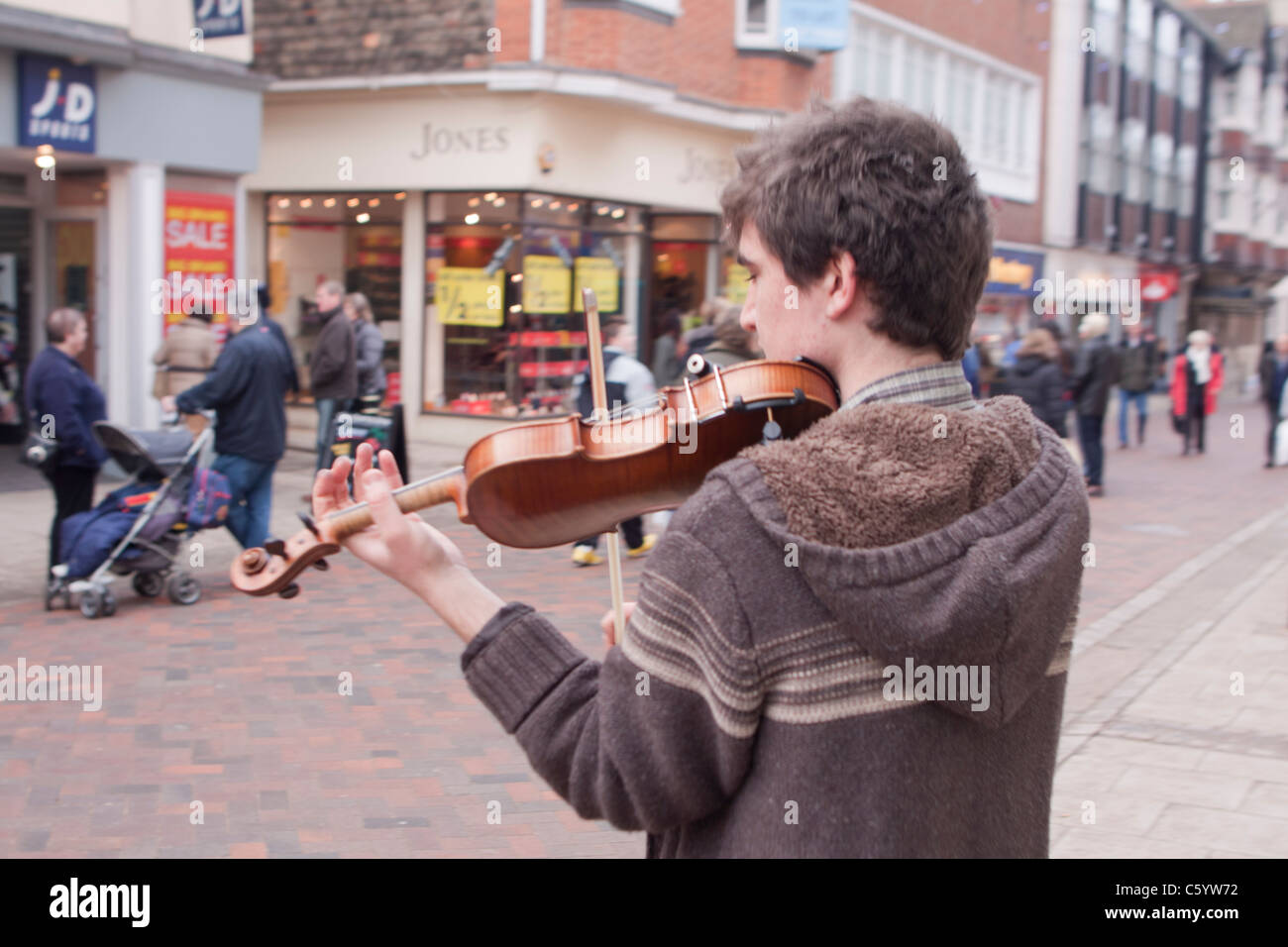 Busker riproduzione di un violino nella città di Canterbury Kent. Foto Stock