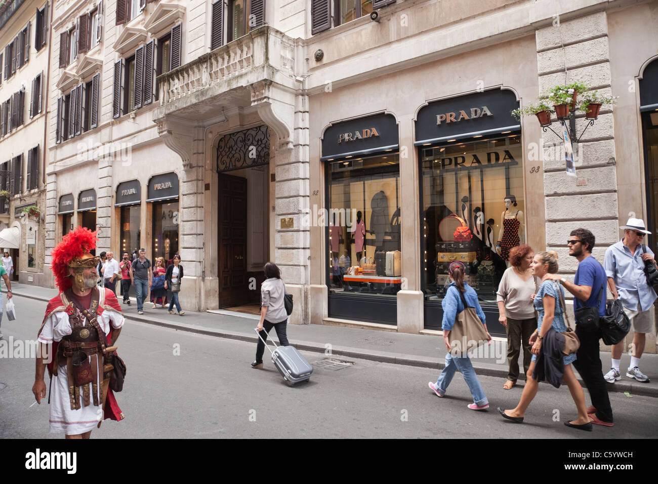 Italia, Roma, Via dei Condotti, Scene di strada e negozio Prada Foto stock  - Alamy