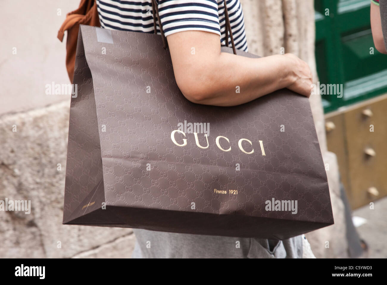 Gucci shopping bag immagini e fotografie stock ad alta risoluzione - Alamy