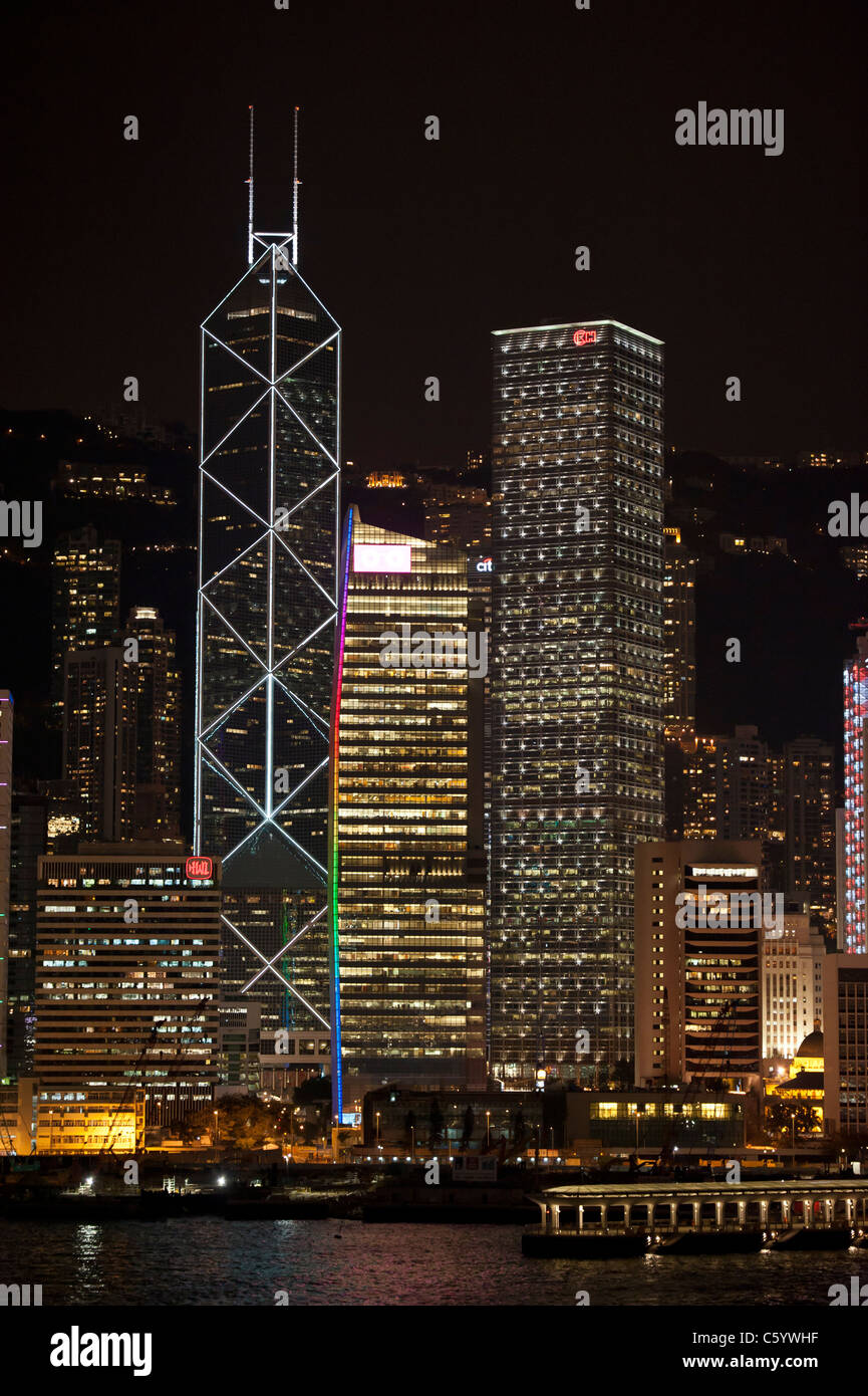 La Bank of China Tower Building ,Cheung Kong Center e aia centrale, skyline di Hong Kong di notte dal Victoria Harbour Foto Stock