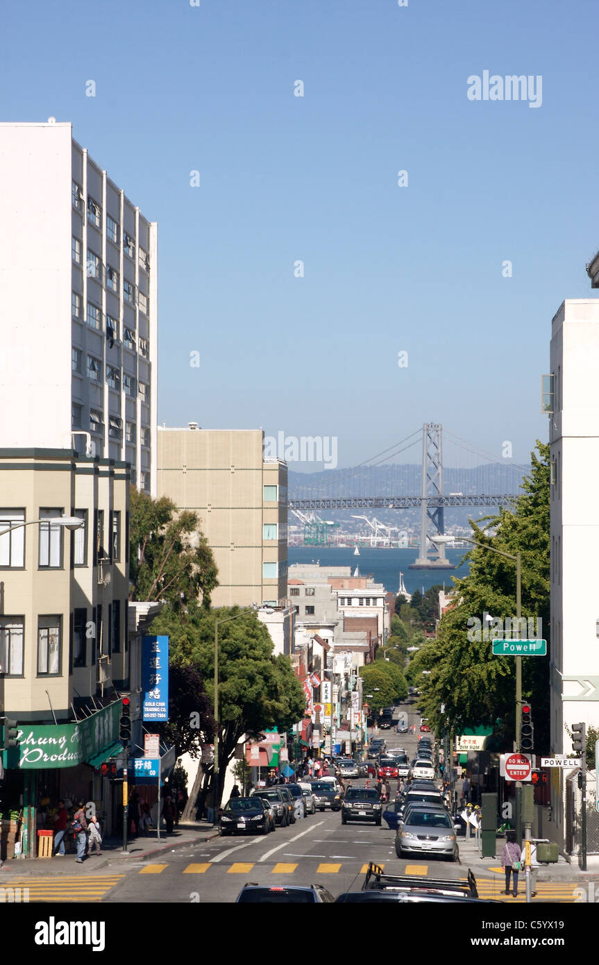 Vista del Ponte della Baia di San Francisco attraverso Chinatown presi da Powell Street Foto Stock