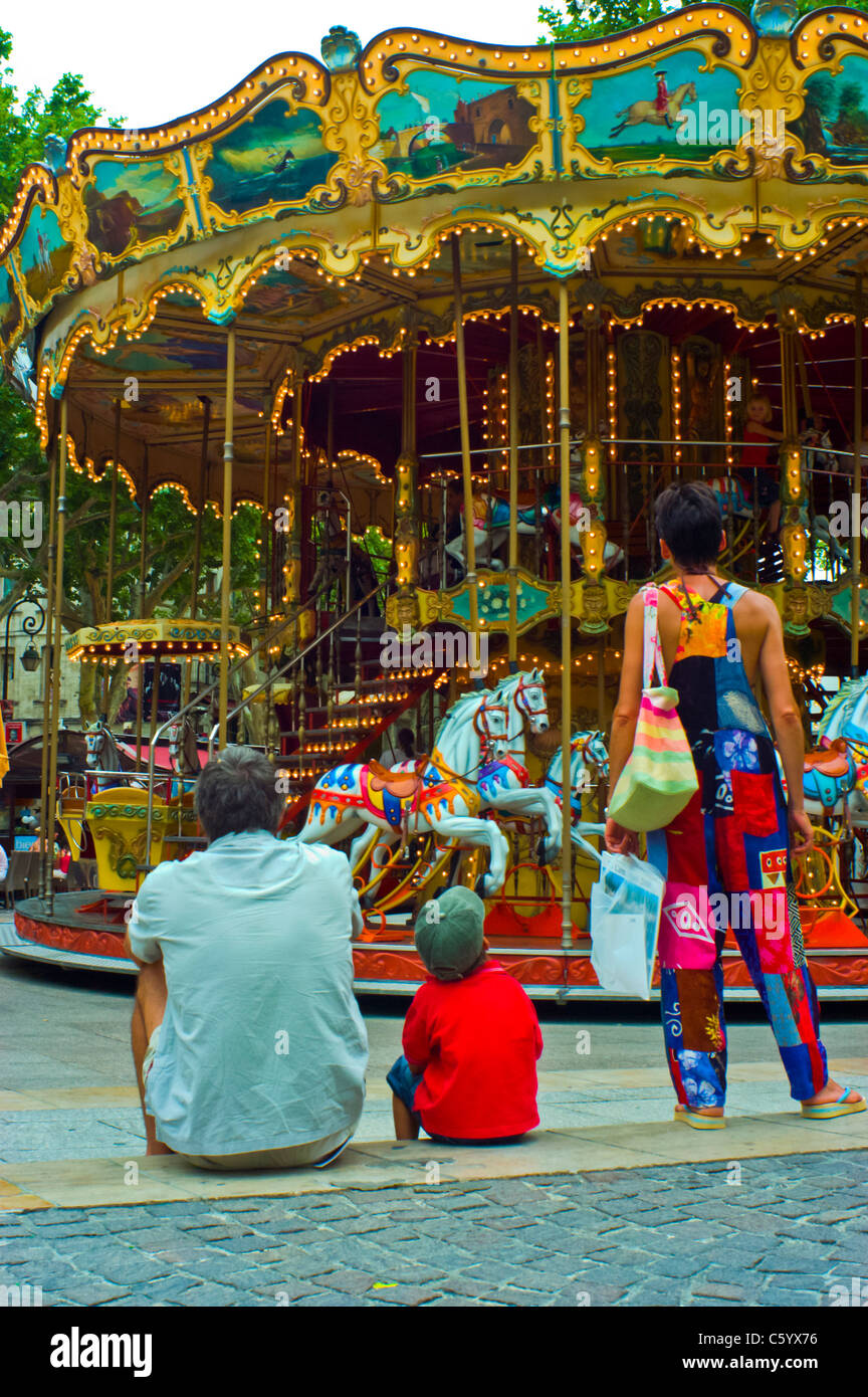 Avignon, Francia, Famiglia godendo Street merry-go-round su Town Square Foto Stock