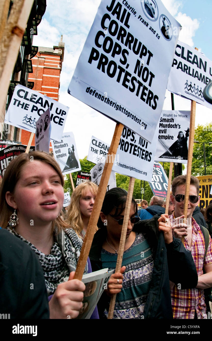 Protesta a Westminster per telefono toccando e Murdoch quotidiani Foto Stock