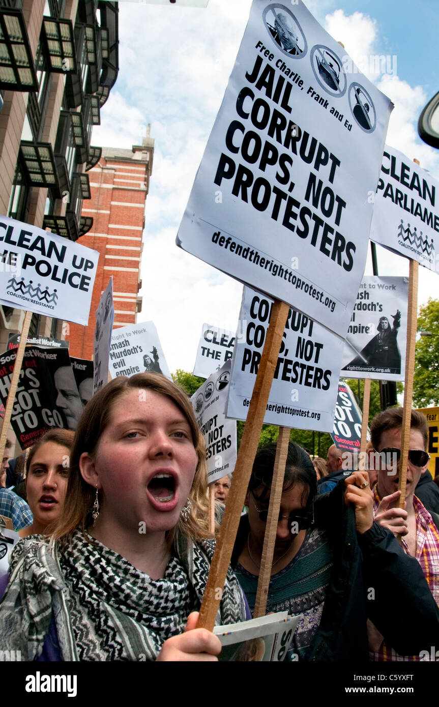 Protesta a Westminster per telefono toccando e Murdoch quotidiani Foto Stock