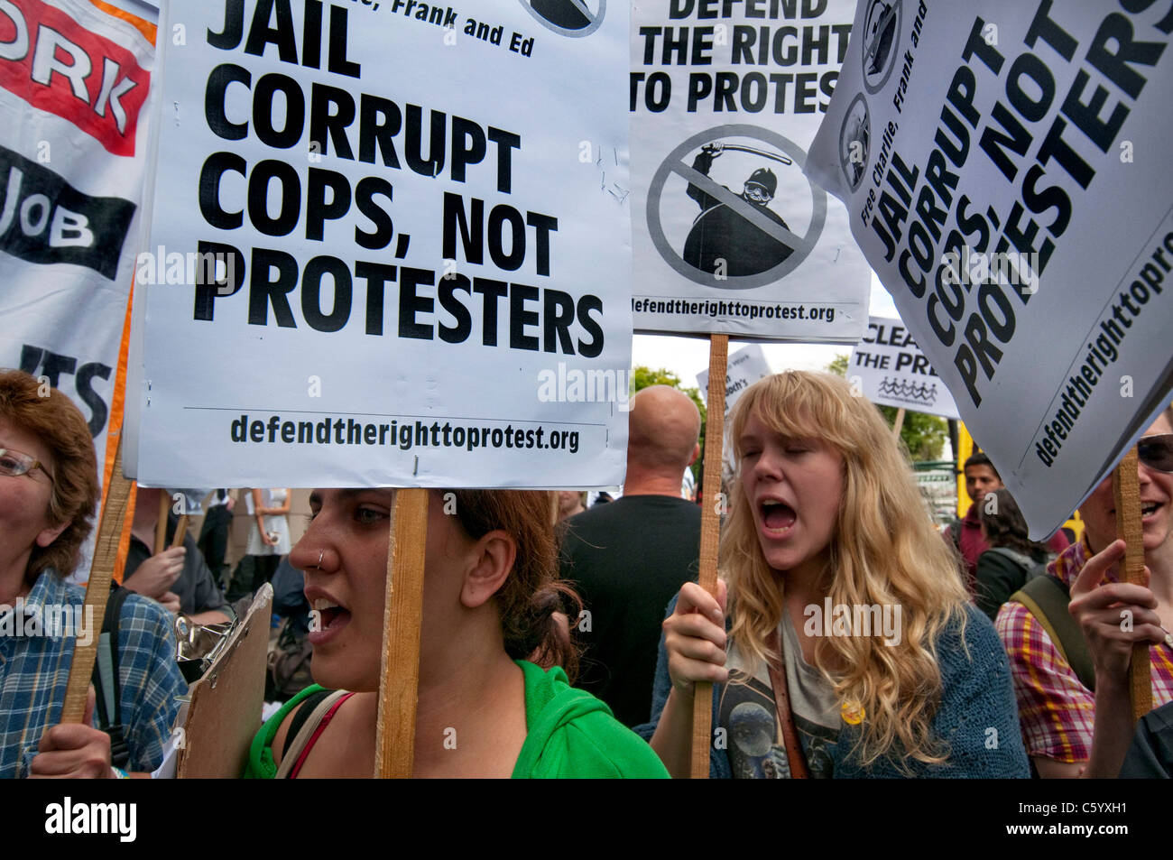 Protesta a Westminster per telefono toccando e Murdoch quotidiani Foto Stock